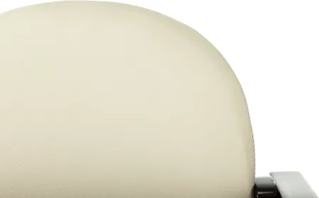 Стул Бюрократ Джуно светло-бежевый экокожа на ножках дерево